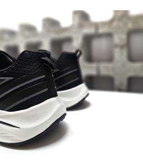 vista trasera de las zapatillas negras de running de jhayber