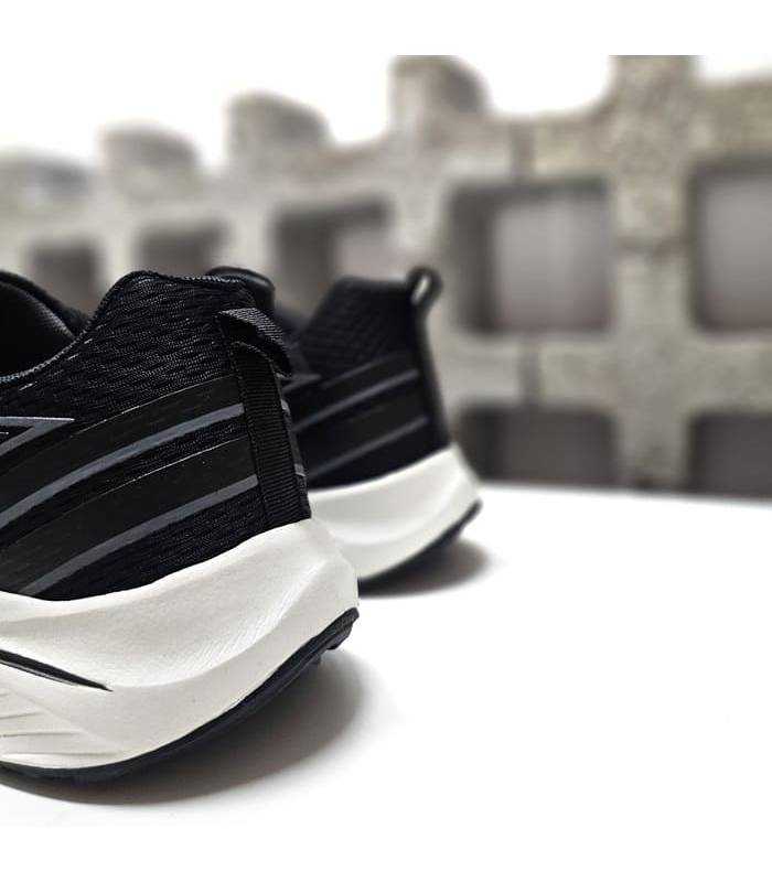 vista trasera de las zapatillas negras de running de jhayber