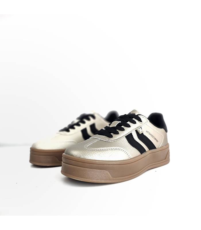 Par de zapatillas XTI beige nacarado o beige para mujer con plataforma, en perspectiva, comparativa dos colores