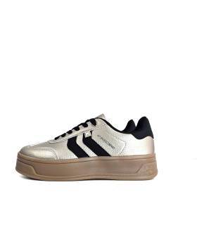 Deportivas XTI beige nacarado para mujer con plataforma, detalle lateral en diagonal.