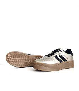 Zapatillas XTI beige nacarado para mujer con plataforma y suela de goma antideslizante.