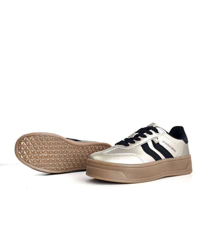 Zapatillas XTI beige nacarado para mujer con plataforma y suela de goma antideslizante.