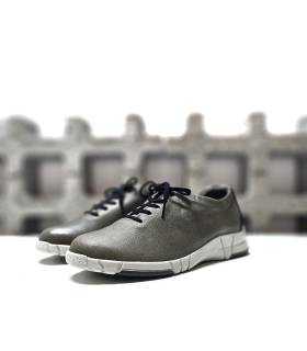 Zapatos mujer piel gris Suave by Leyland en superficie con fondo neutro.