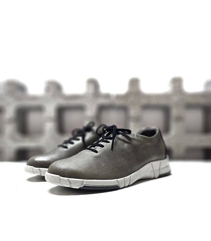 Zapatos mujer piel gris Suave by Leyland en superficie con fondo neutro.