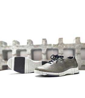 Zapatos Suave by Leyland grises con suela blanca en vista inferior.