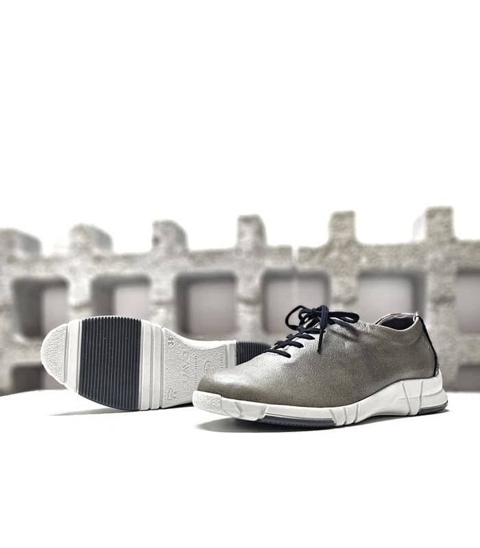 Zapatos Suave by Leyland grises con suela blanca en vista inferior.