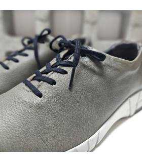 Detalle cordones negros en zapatos mujer piel gris Suave by Leyland.