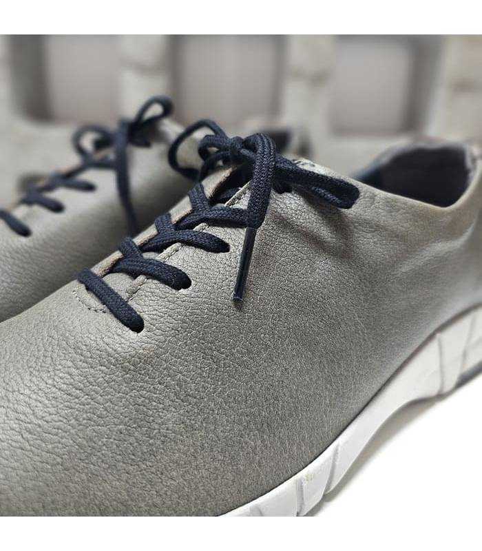 Detalle cordones negros en zapatos mujer piel gris Suave by Leyland.