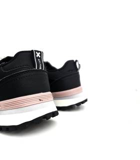 zapatillas deportivas casual mujer XTI negras con cordones elásticos, vista trasera con detalle de talón
