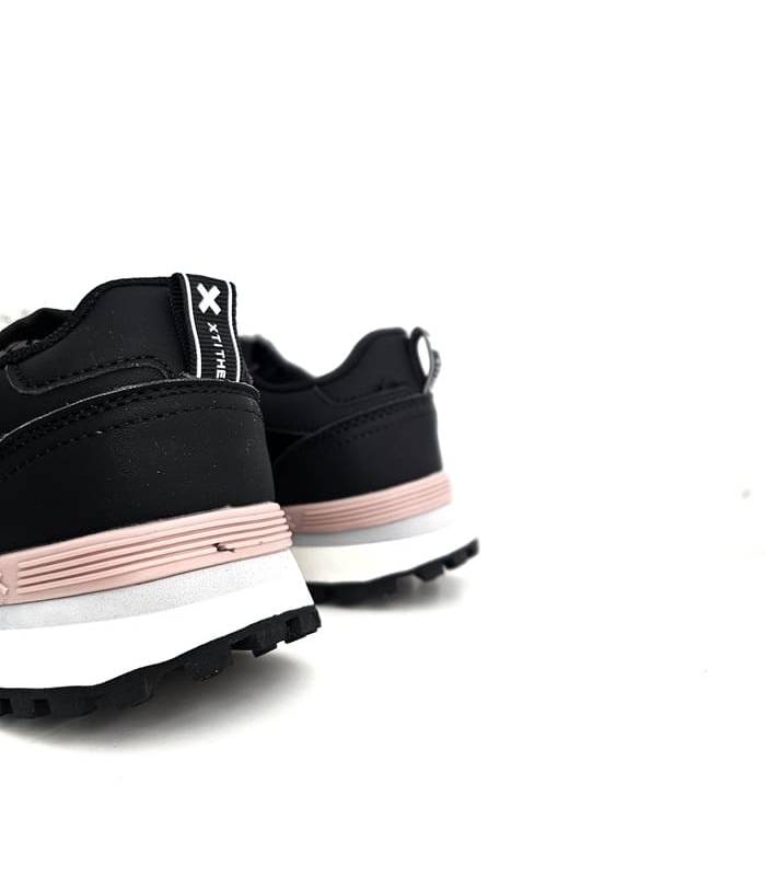 zapatillas deportivas casual mujer XTI negras con cordones elásticos, vista trasera con detalle de talón