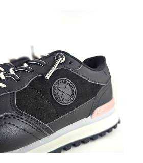 detalle de texturas de la polipiel de las zapatillas casual de mujer negras Xti