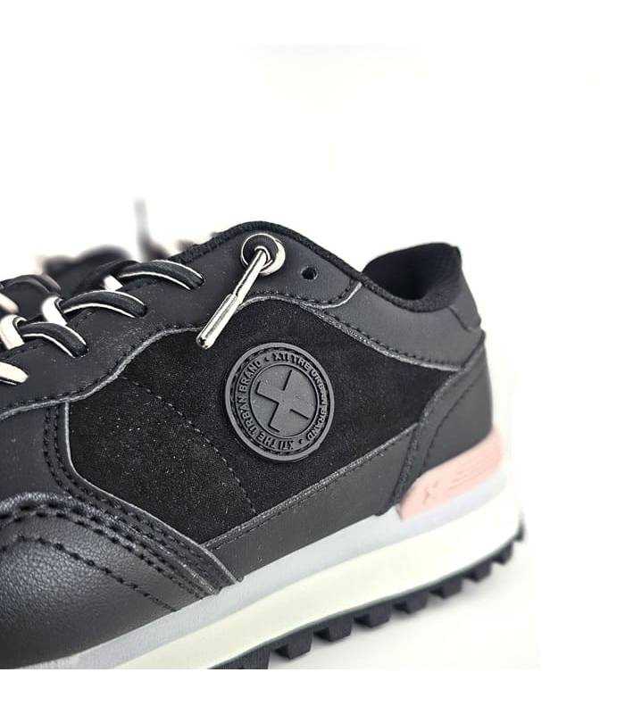 detalle de texturas de la polipiel de las zapatillas casual de mujer negras Xti