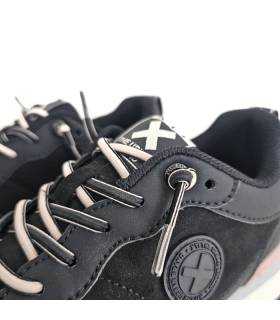 zapatillas deportivas casual mujer XTI negras con cordones elásticos, detalle de cordones y logo lateral