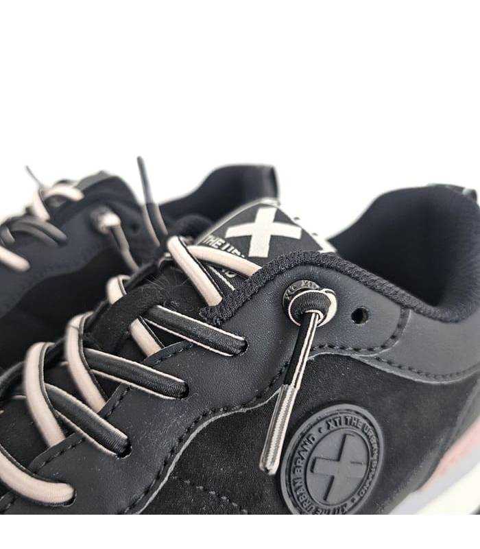 zapatillas deportivas casual mujer XTI negras con cordones elásticos, detalle de cordones y logo lateral