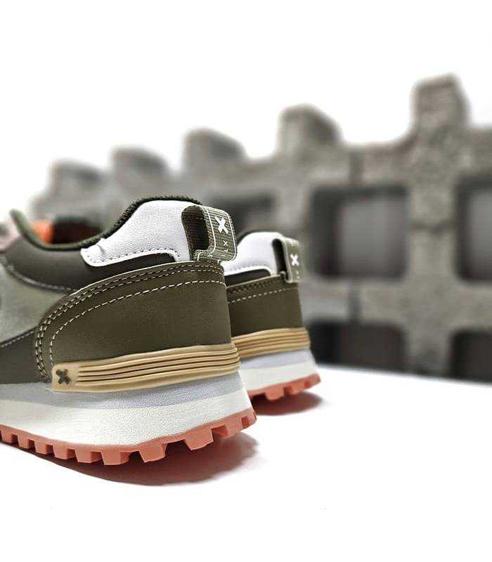 zapatillas deportivas casual mujer XTI verdes con cordones elásticos, vista trasera con detalle de talón
