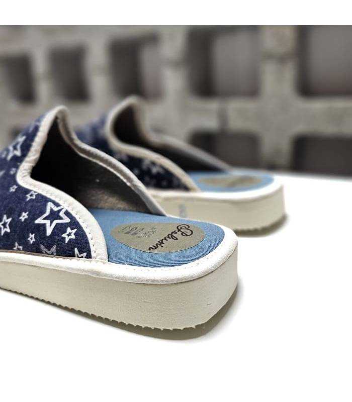 vista trasera de zapatilla de csa ligera azul con estellas para mujer