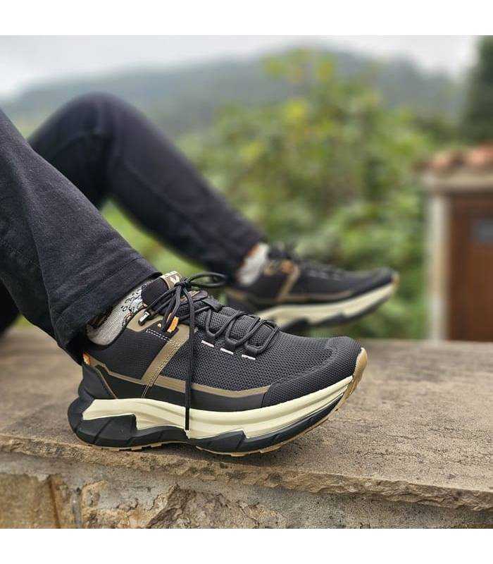 vista de perfil de las zapatillas negras de Xti puestas en un hombre