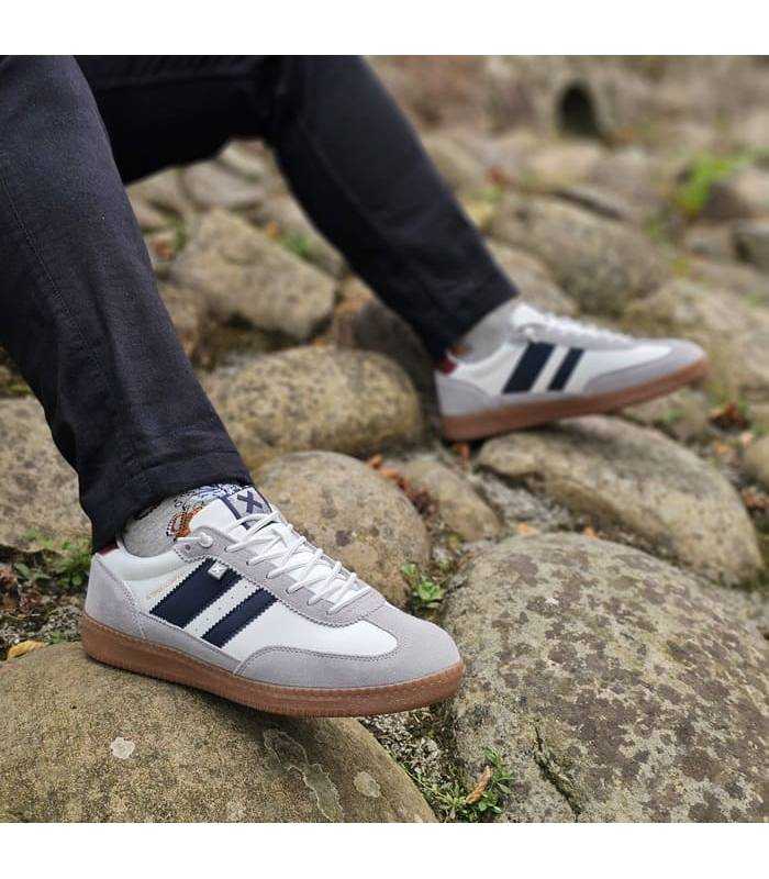 zapatillas casul con cordones elasticos blancas puestas en un hombre