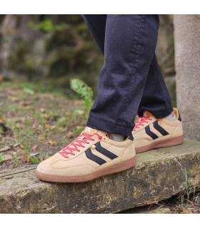 hombre posando con las zapatillas casul beige con cordon elastico de XTI