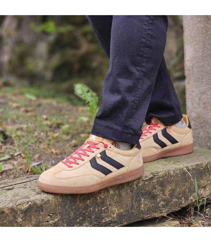 hombre posando con las zapatillas casul beige con cordon elastico de XTI