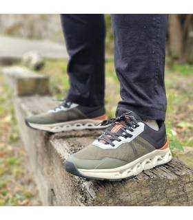vista de perfil de las zapatillas deportivas puestas de color verde de XTI