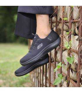 zapatillas negras de skechers vista de perfil puestas en una mujer