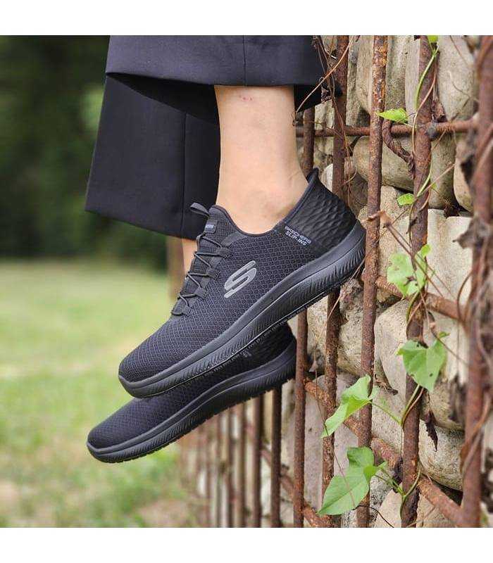 zapatillas negras de skechers vista de perfil puestas en una mujer