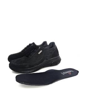 plantilla extraibda junto a los zapatos impermables negros de Luisetti para hombre