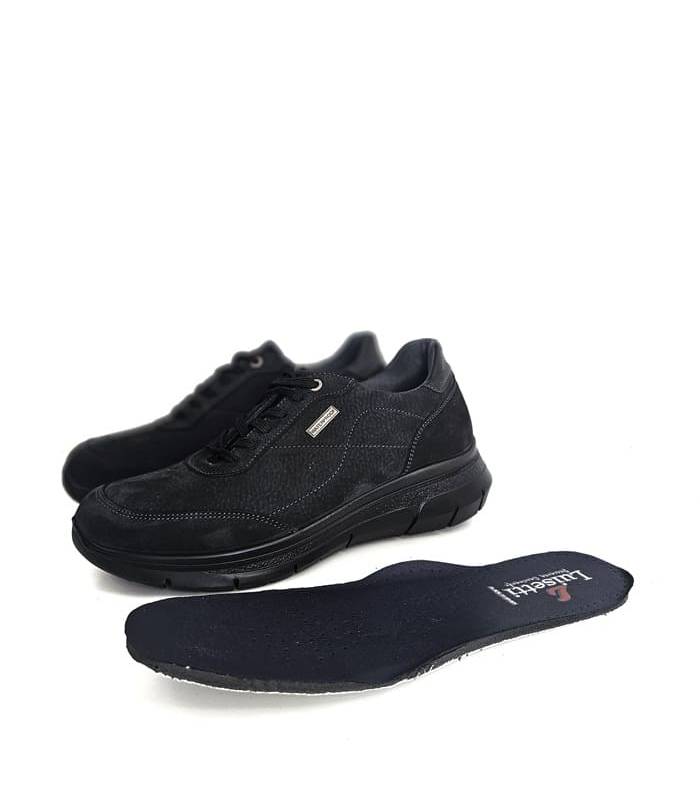 plantilla extraibda junto a los zapatos impermables negros de Luisetti para hombre