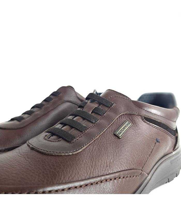 detalle del cierre con tiras elasticas de los zapatos comodos marrones de Luisetti