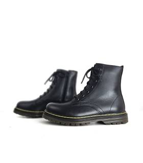 detalle lateral botas negras tipo martens cremallera visible