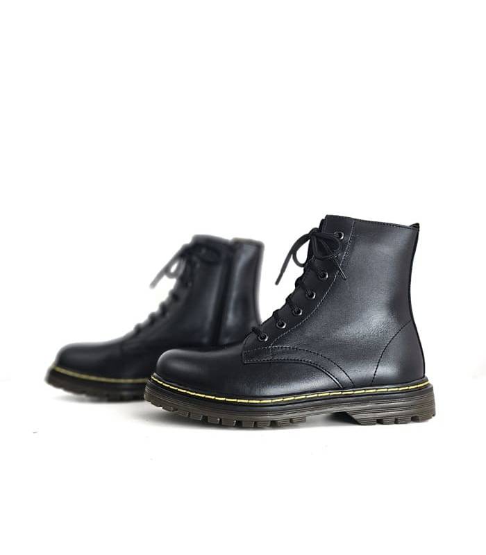 detalle lateral botas negras tipo martens cremallera visible