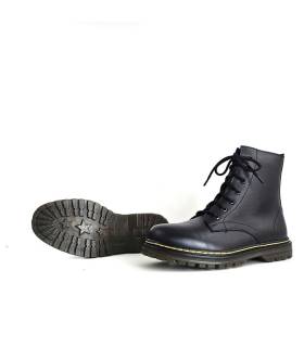 detalle piso goma botas negras mujer dibujo con estrellas