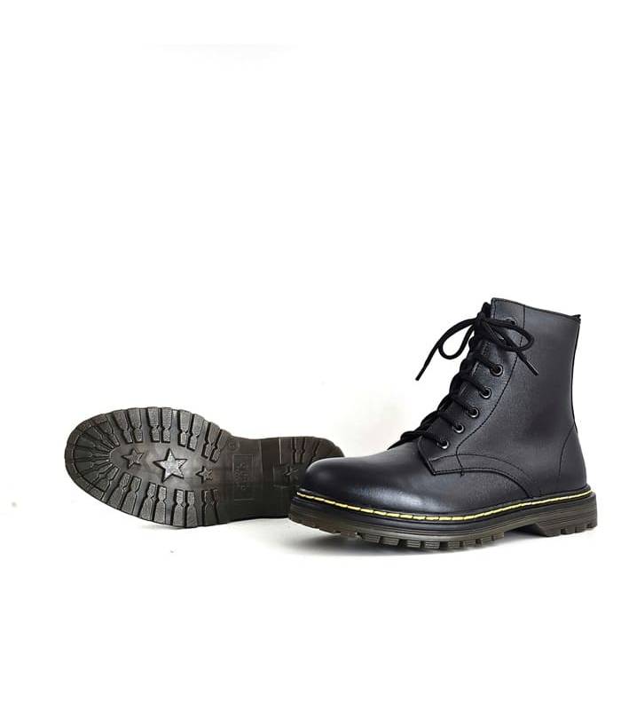 detalle piso goma botas negras mujer dibujo con estrellas