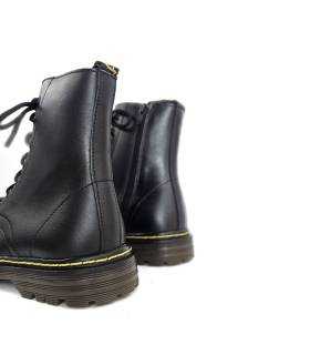 detalle trasero botas negras mujer tipo militar