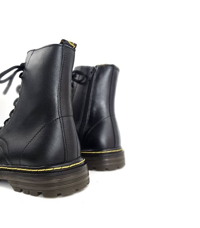 detalle trasero botas negras mujer tipo militar