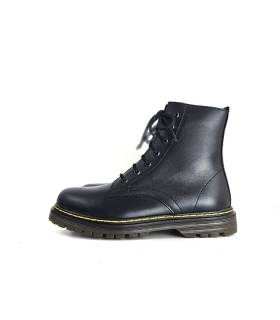 botas negras mujer tipo martens fondo blanco perfil derecho