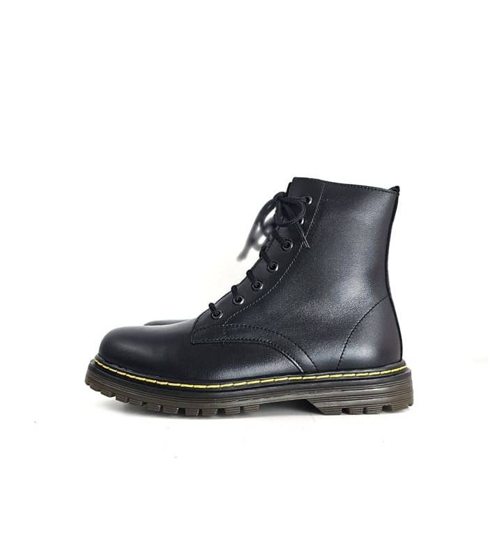 botas negras mujer tipo martens fondo blanco perfil derecho