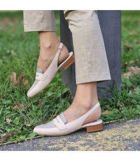 mujer posando con los zapatos de piel beige destalonados de Nival