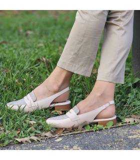 modelo psando con pantalon beige a conjunto con los zapatos de verano destalonados de Nival
