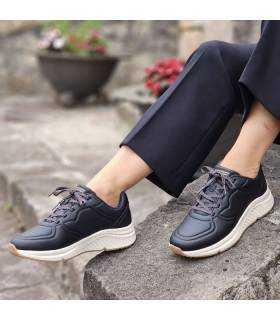 modelo posando con las zapatillas Bobs arch comfort de Skechers negras