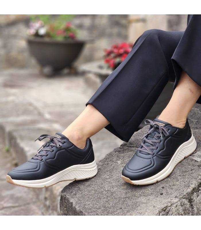 modelo posando con las zapatillas Bobs arch comfort de Skechers negras