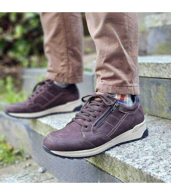Zapatos impermeables hombre Baerchi piel marrón puestos en exterior