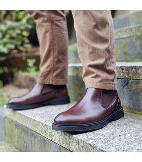 hombre posando con los botines mearrones tipo Chelsea de piel puestos