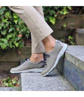 Zapatos mujer cordones grises Suave by Leyland puestos en exterior.