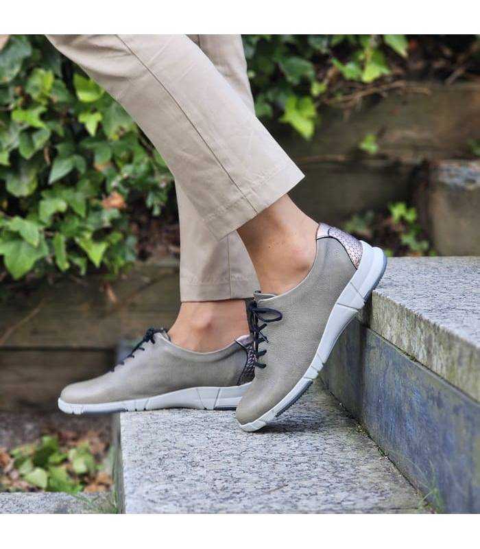 Zapatos mujer cordones grises Suave by Leyland puestos en exterior.