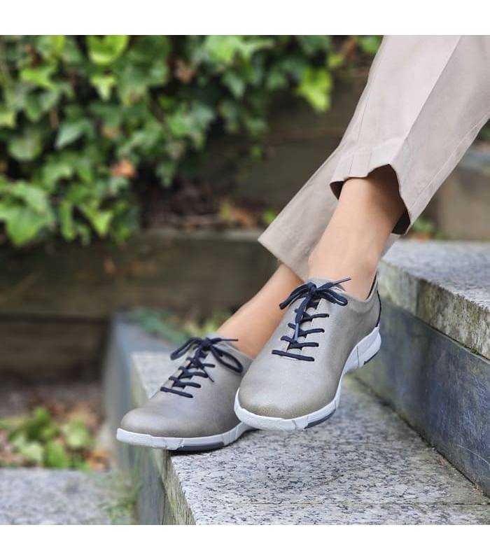 Zapatos Suave by Leyland grises con cordones vistos de perfil puestos.
