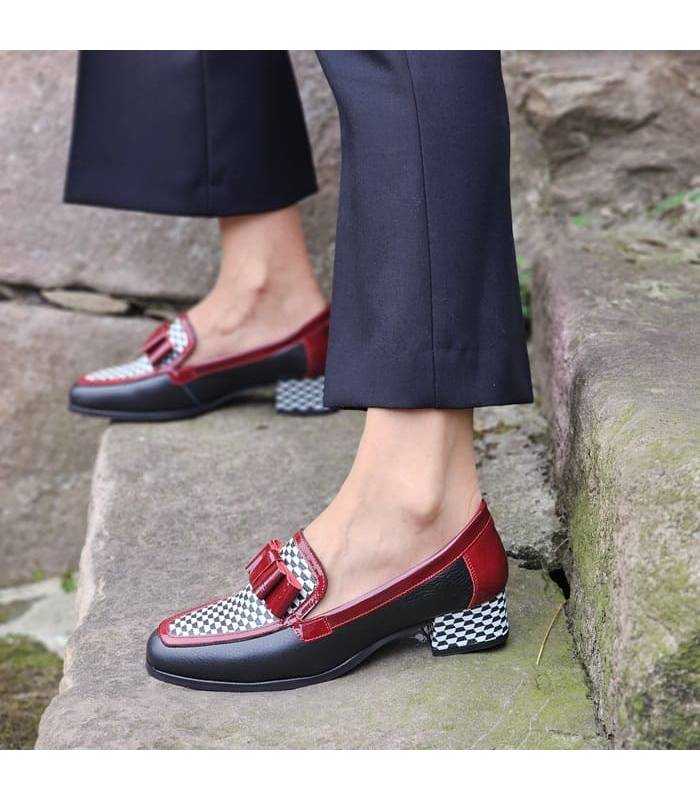 mujer posando con los zapatos tipo mocasin de Nival color negro, burdeos y damero