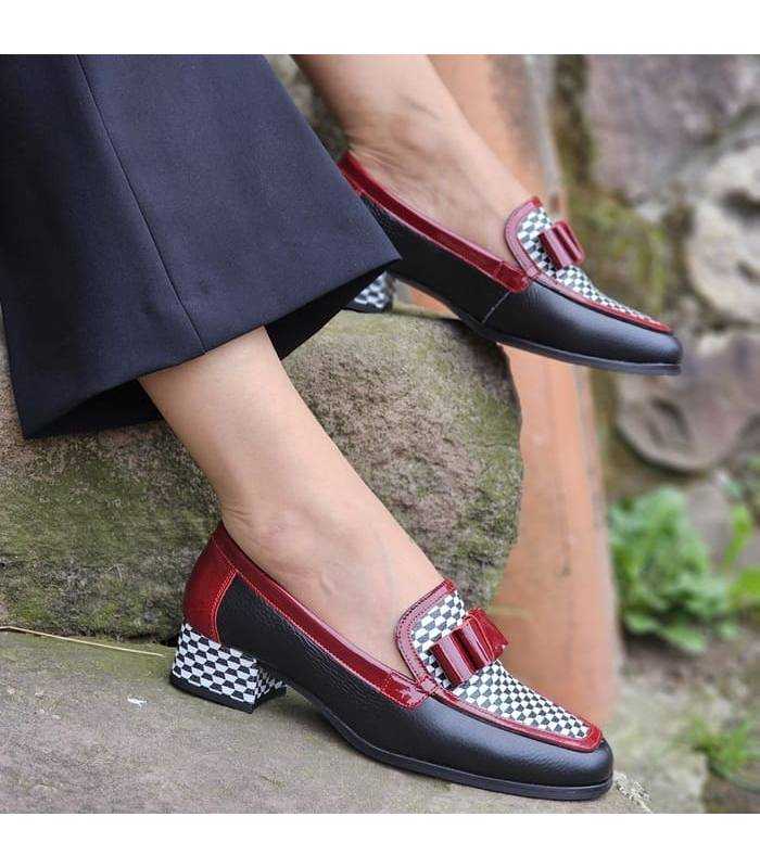 mujer posando con los zapatos mocasin de Nival modelo Jessica en una escalera de piedra