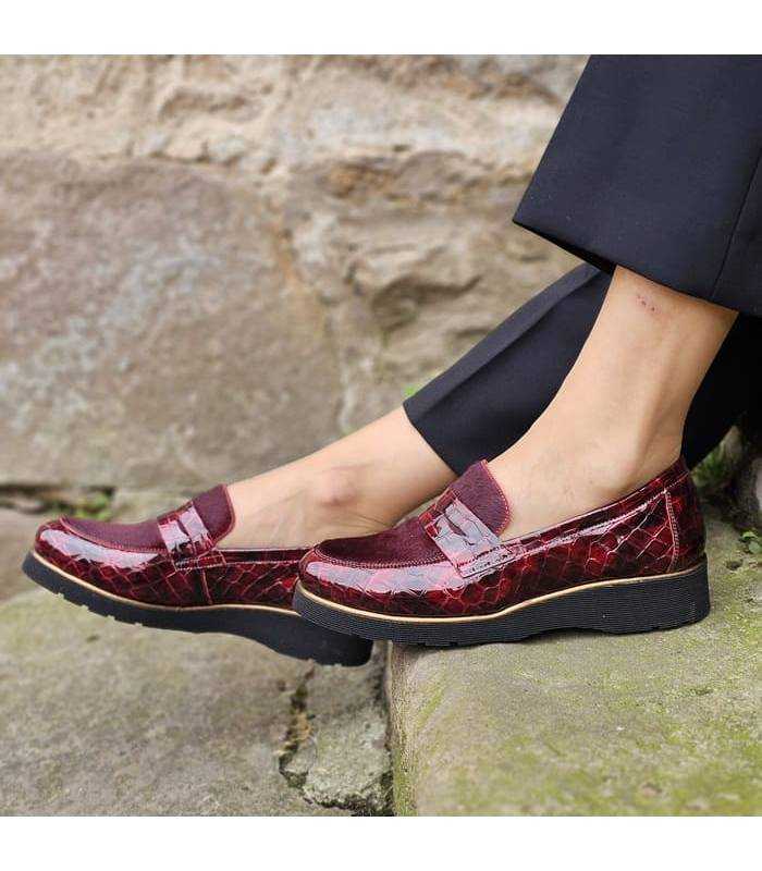 modelo posando con los mocasines de invierno modelo Jessica de Nival color granate